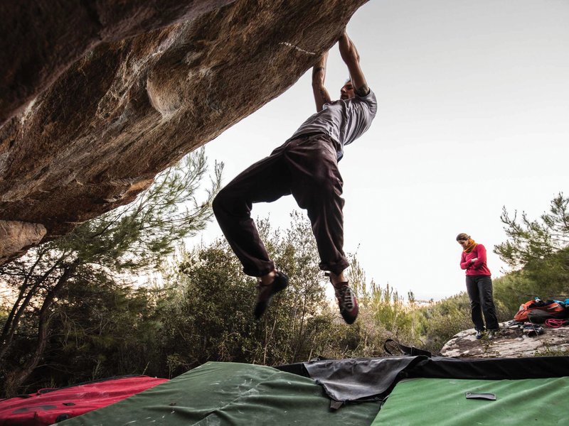 arrampicatore su boulder