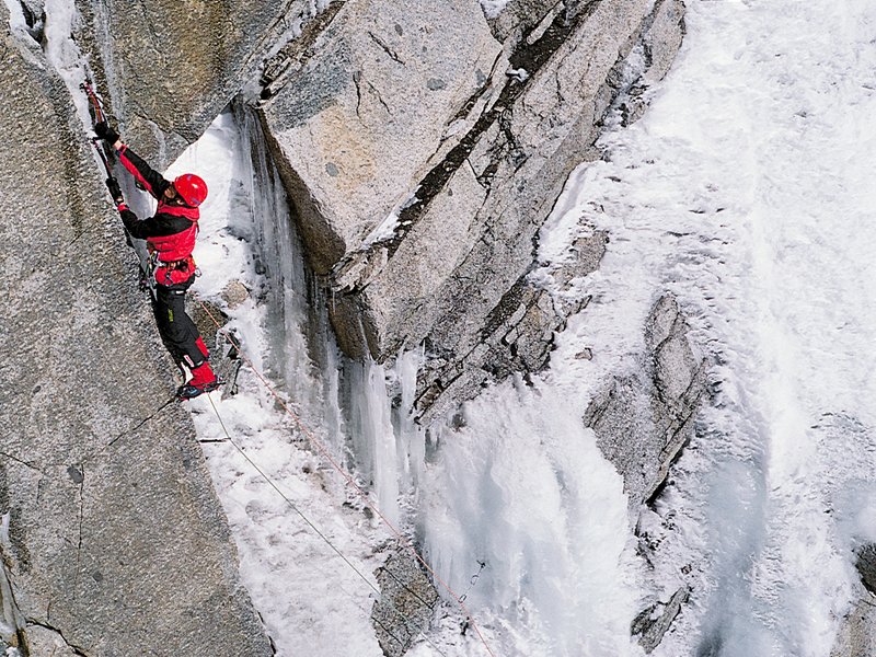 alpinista su una via di misto