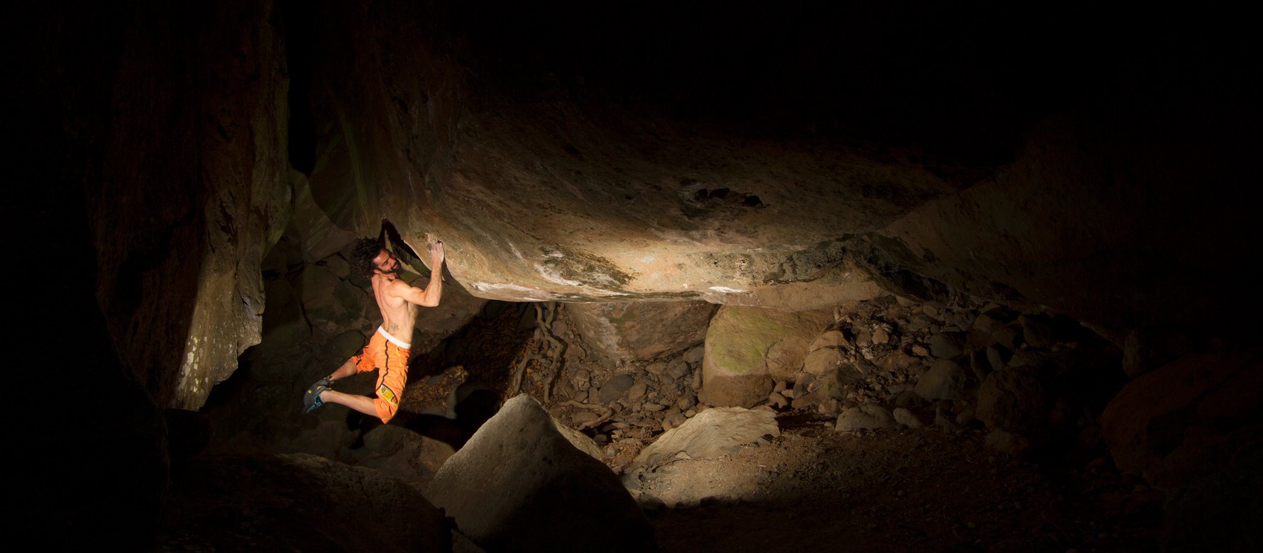 arrampicatore su boulder