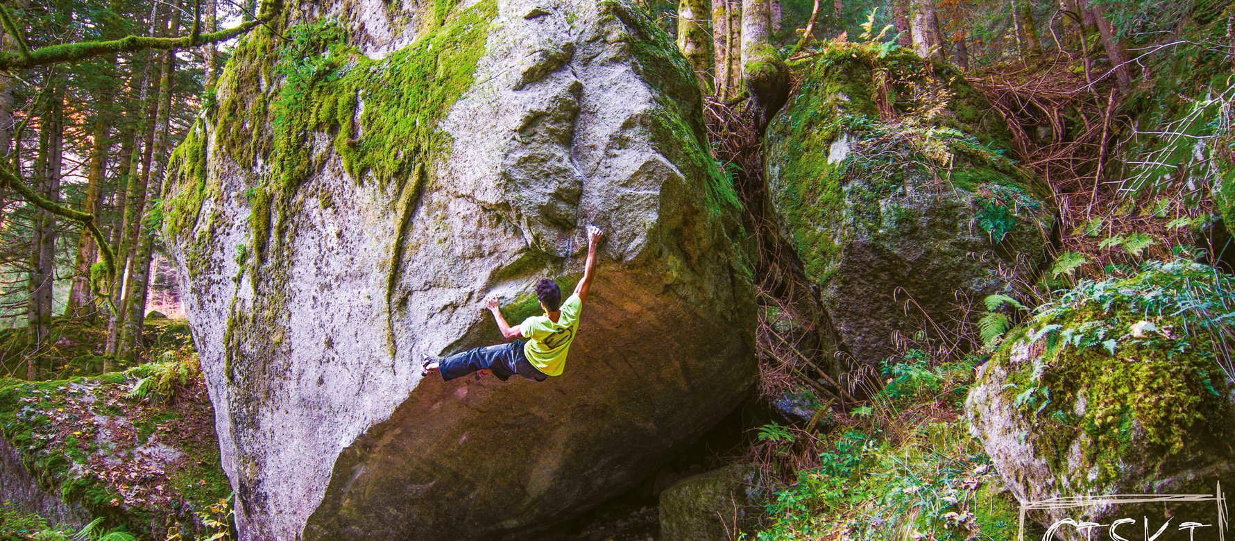 arrampicatore su boulder