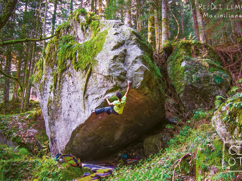 arrampicatore su boulder
