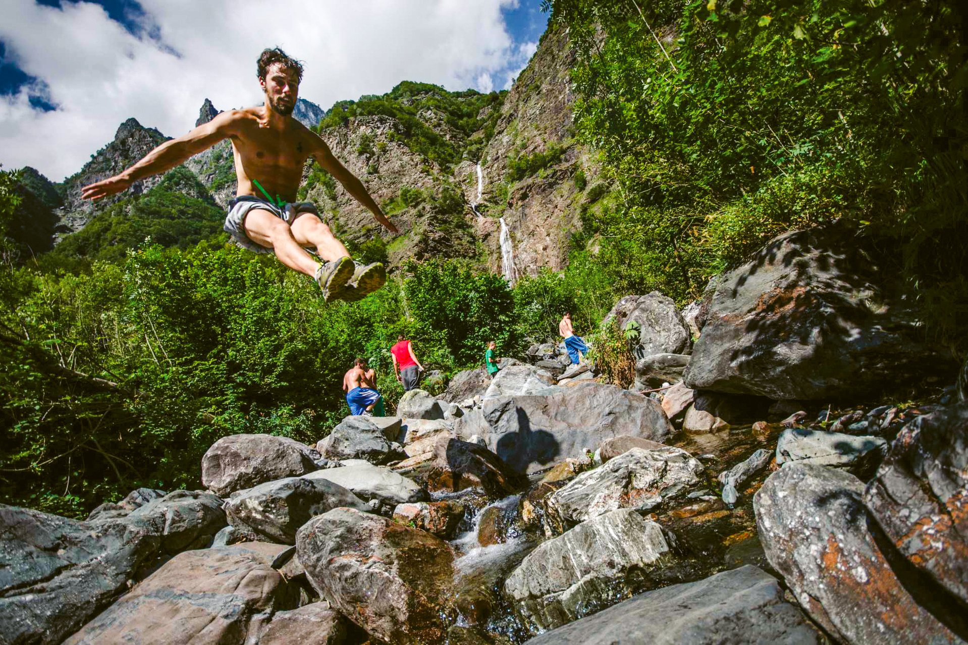ragazzo fa parkour