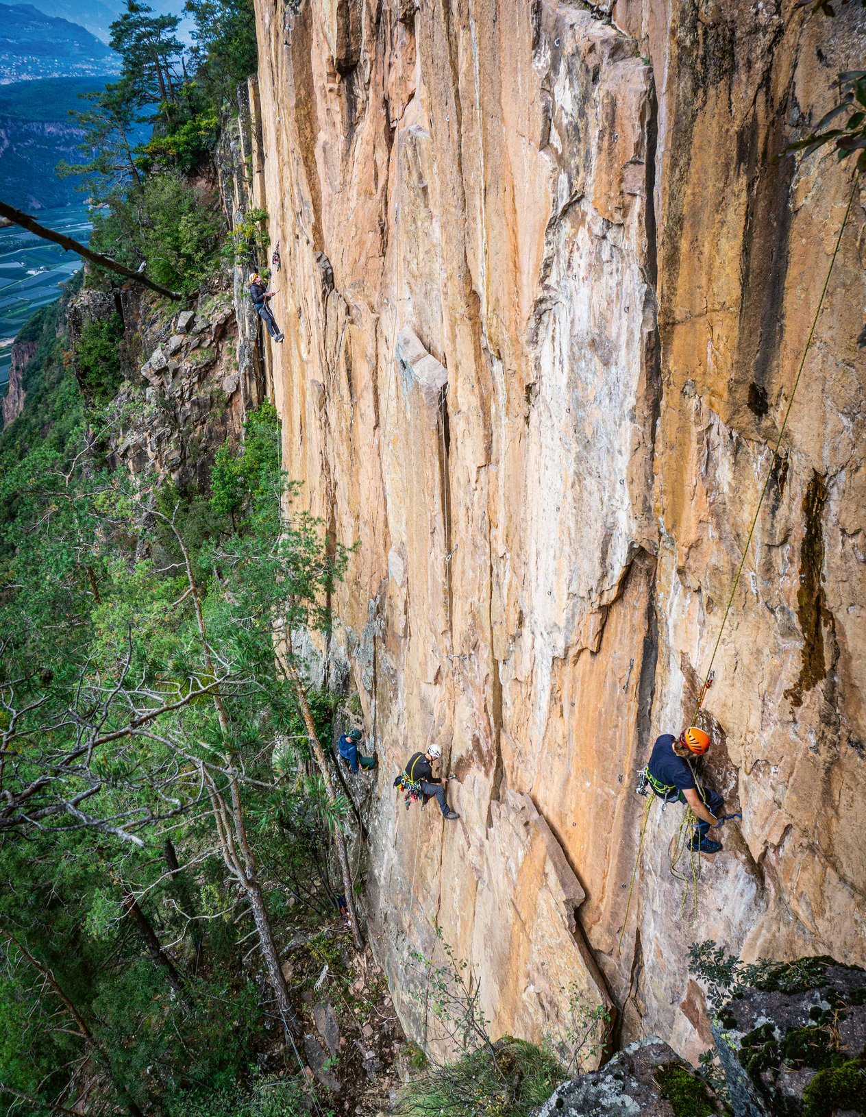 climber sistemano una falesia