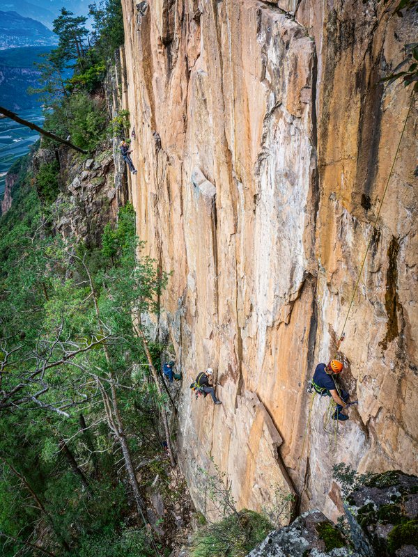 climber sistemano una falesia