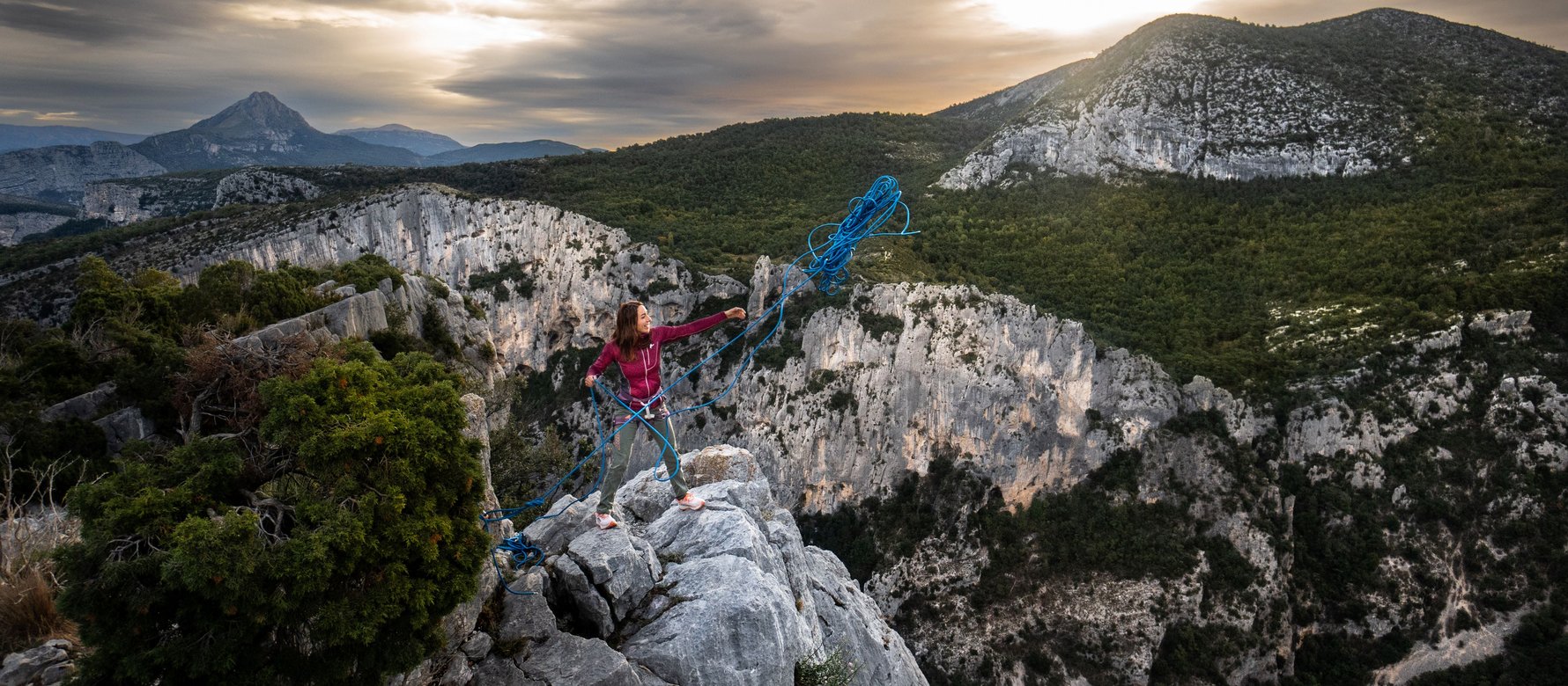 climber lancia la corda per le doppie