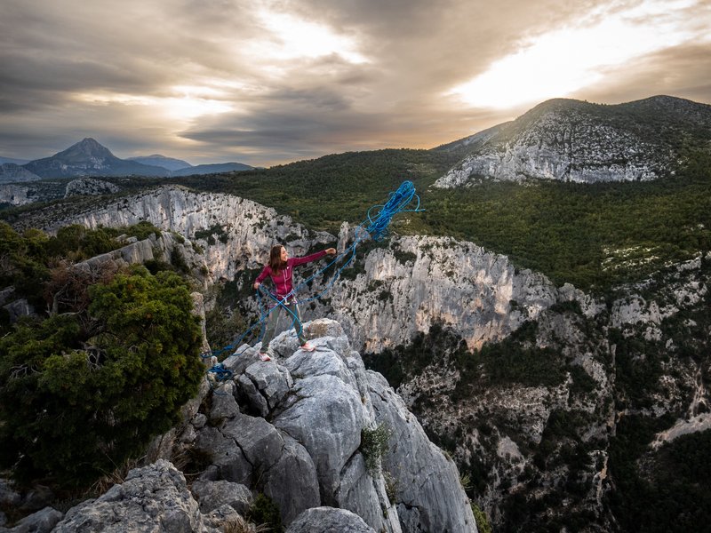 climber lancia la corda per le doppie