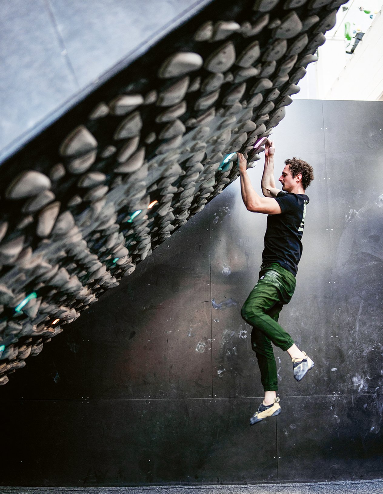 climber in palestra indoor