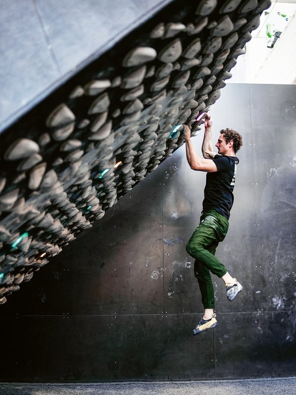 climber in palestra indoor