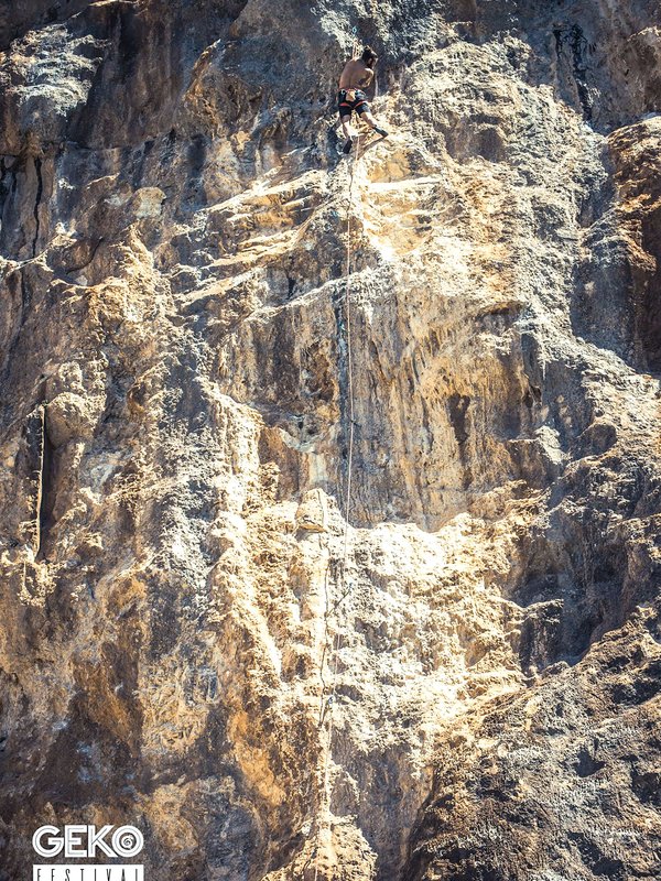 arrampicatrice in parete