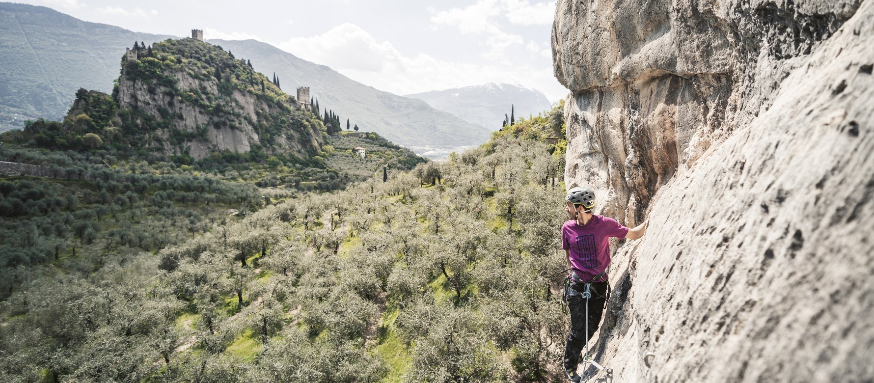escursionista in ferrata