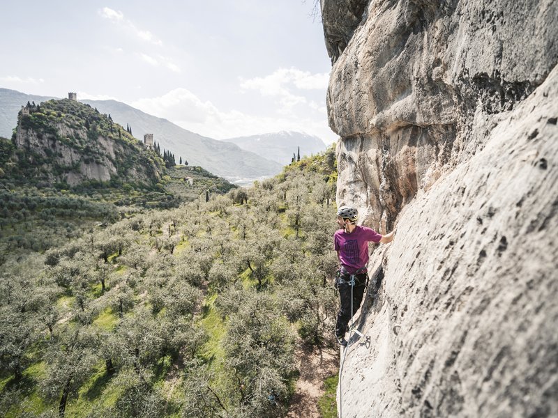 escursionista in ferrata
