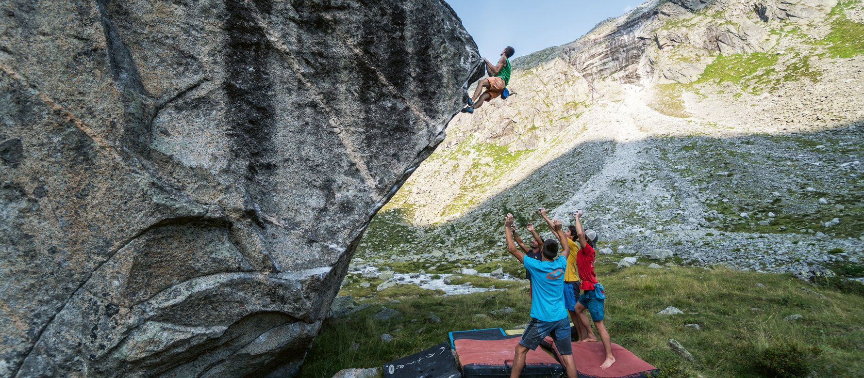 climber impegnato in un boulder