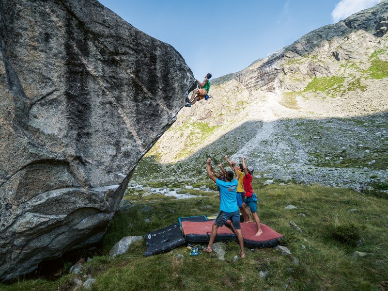 climber impegnato in un boulder