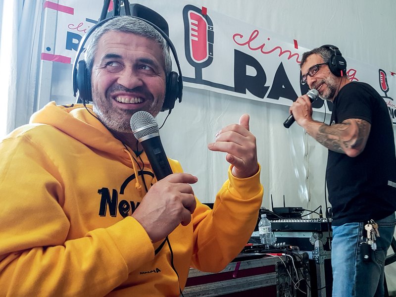speaker radiofonici al lavoro