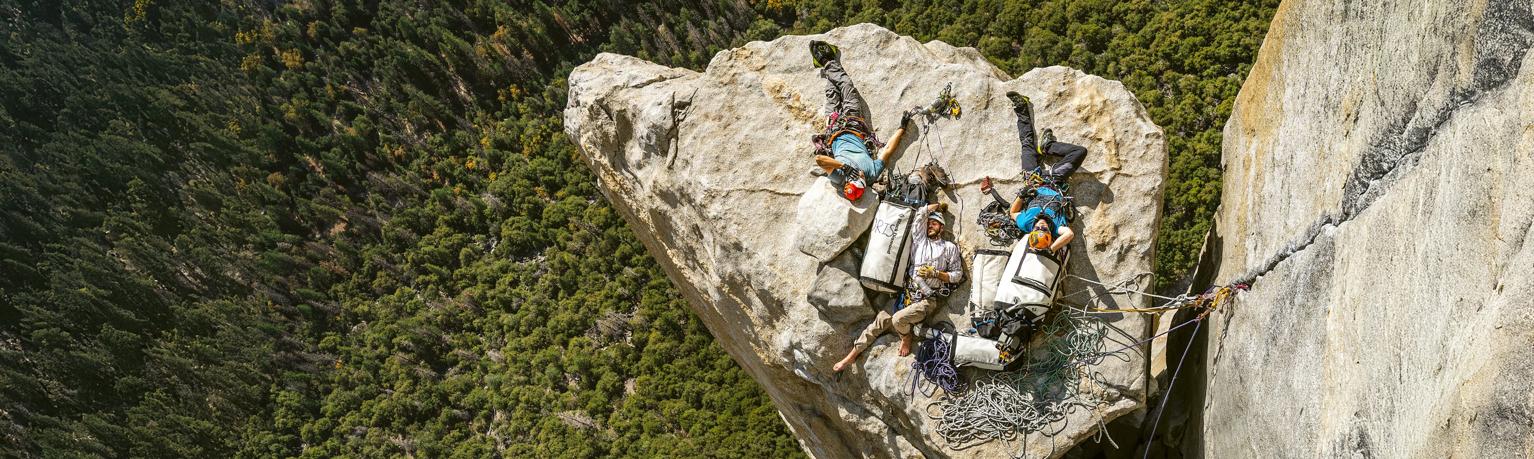 Arrampicatori sdraiati su una cengia
