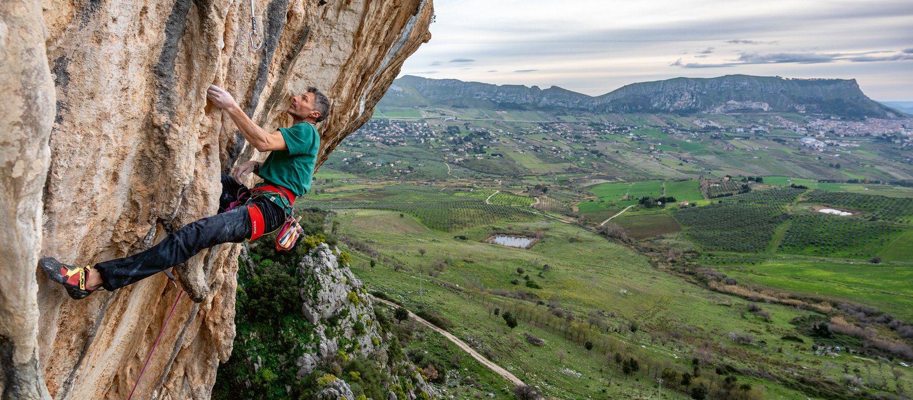 arrampicatori su bella parete strapiombante