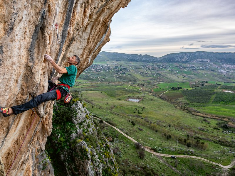 arrampicatori su bella parete strapiombante