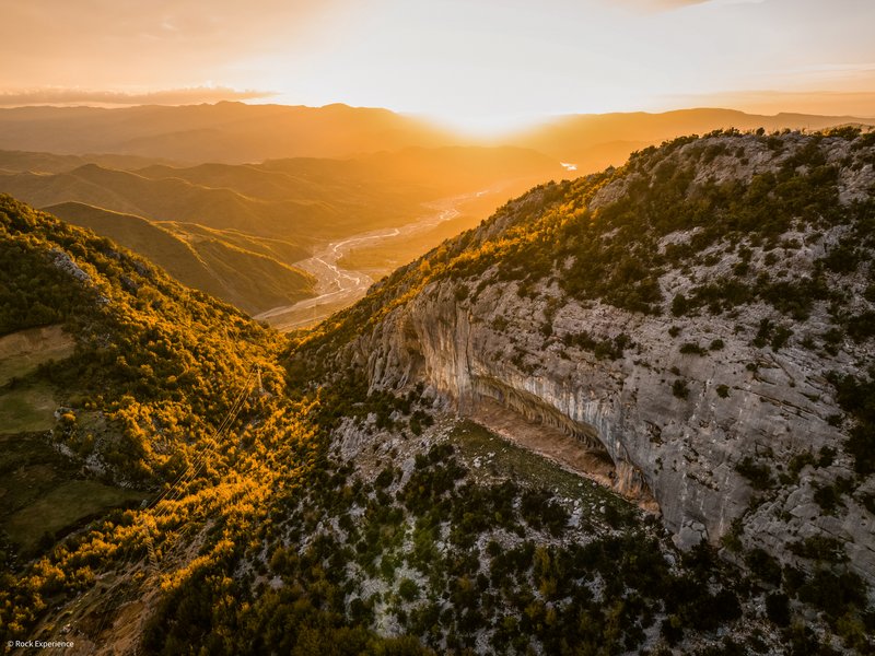 Panorama su una falesia al tramonto