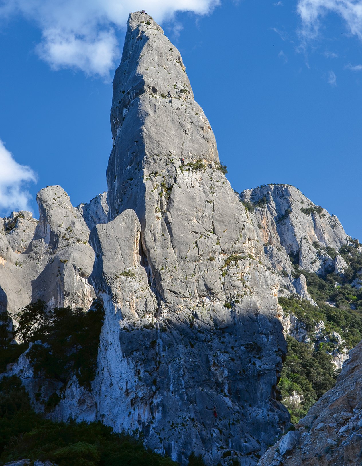 Una guglia verticale di roccia