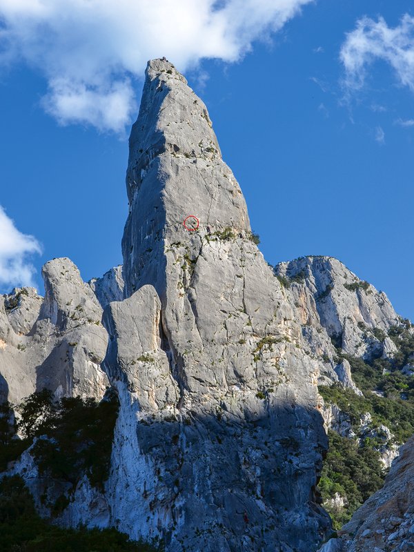 Una guglia verticale di roccia