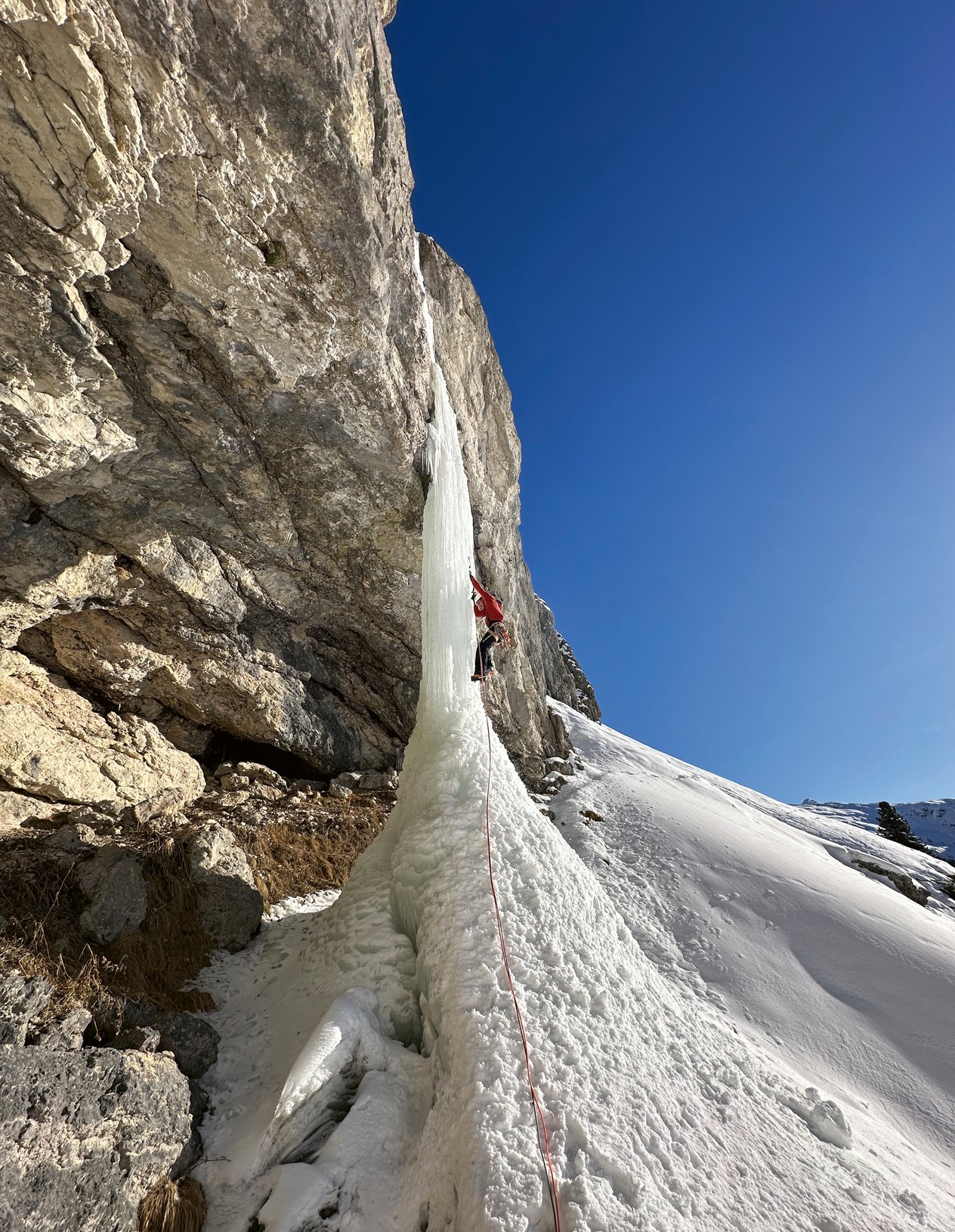 Climber su una cascata di ghiaccio