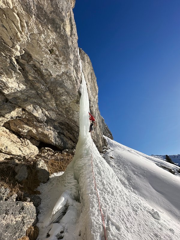 Climber su una cascata di ghiaccio