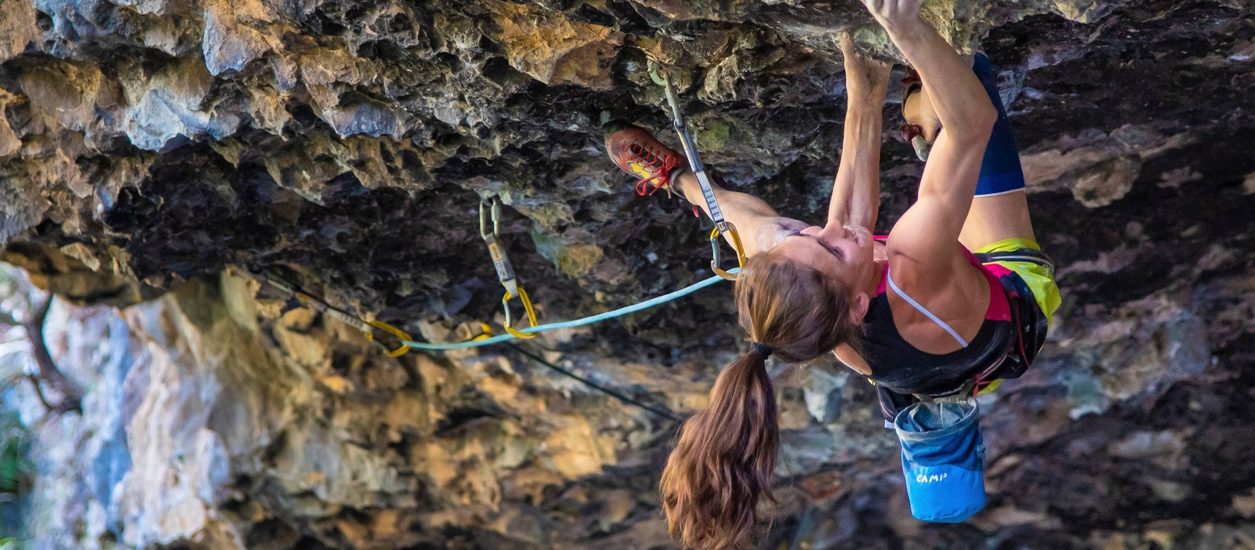 arrampicatrice in parete