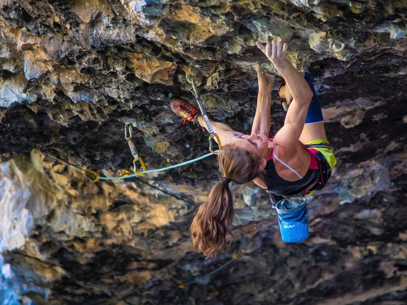 arrampicatrice in parete