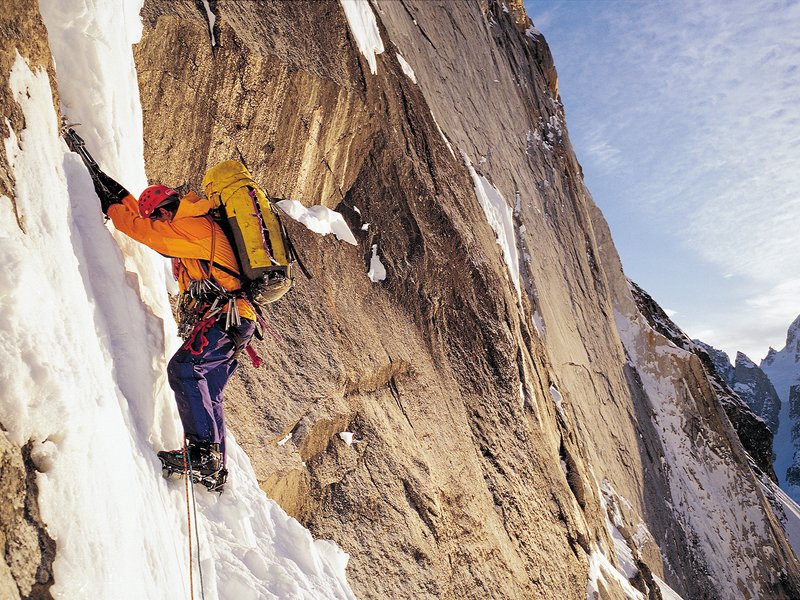 alpinista su una via di misto