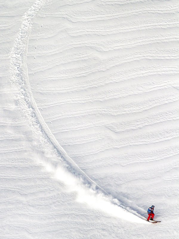 Scialpinista impegnato in una curva