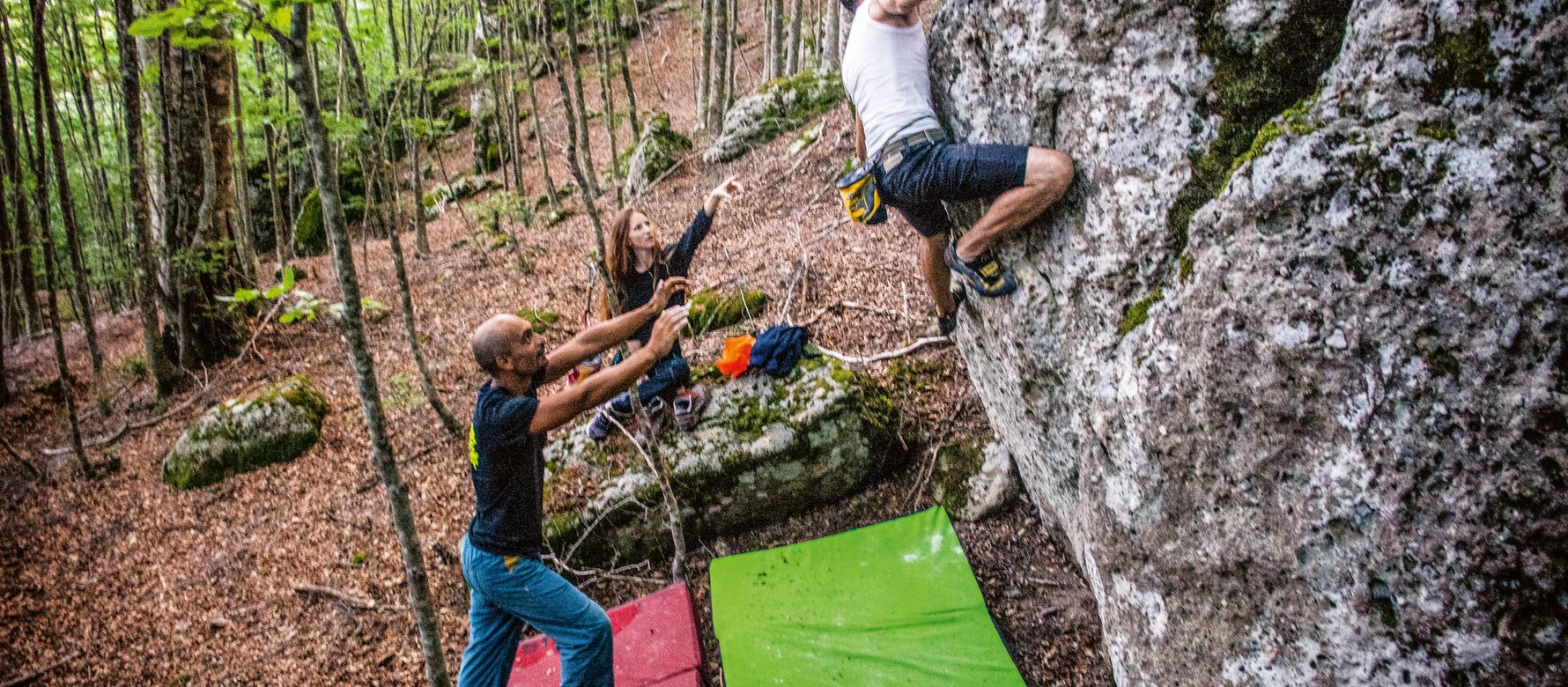 arrampicatore su boulder