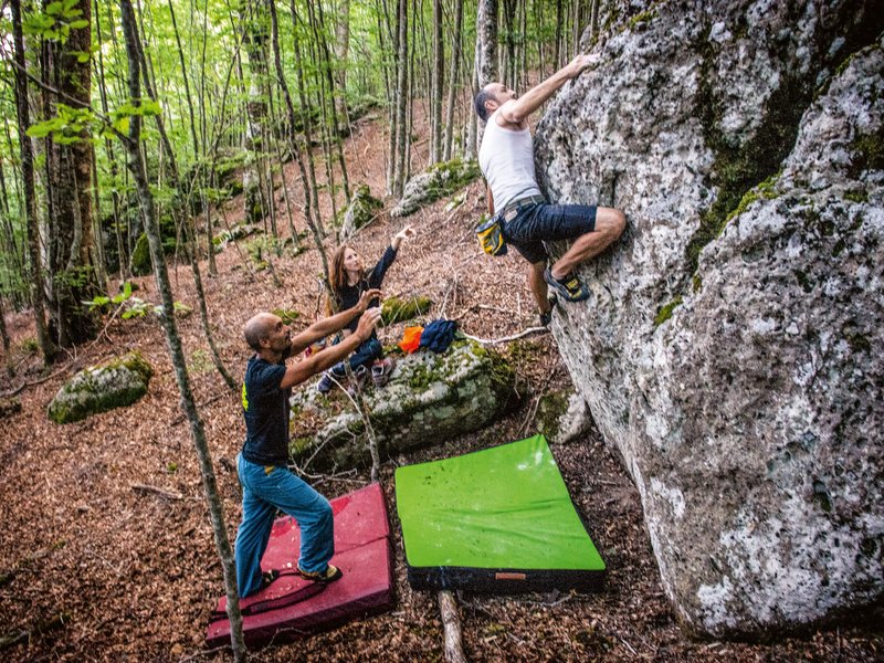 arrampicatore su boulder