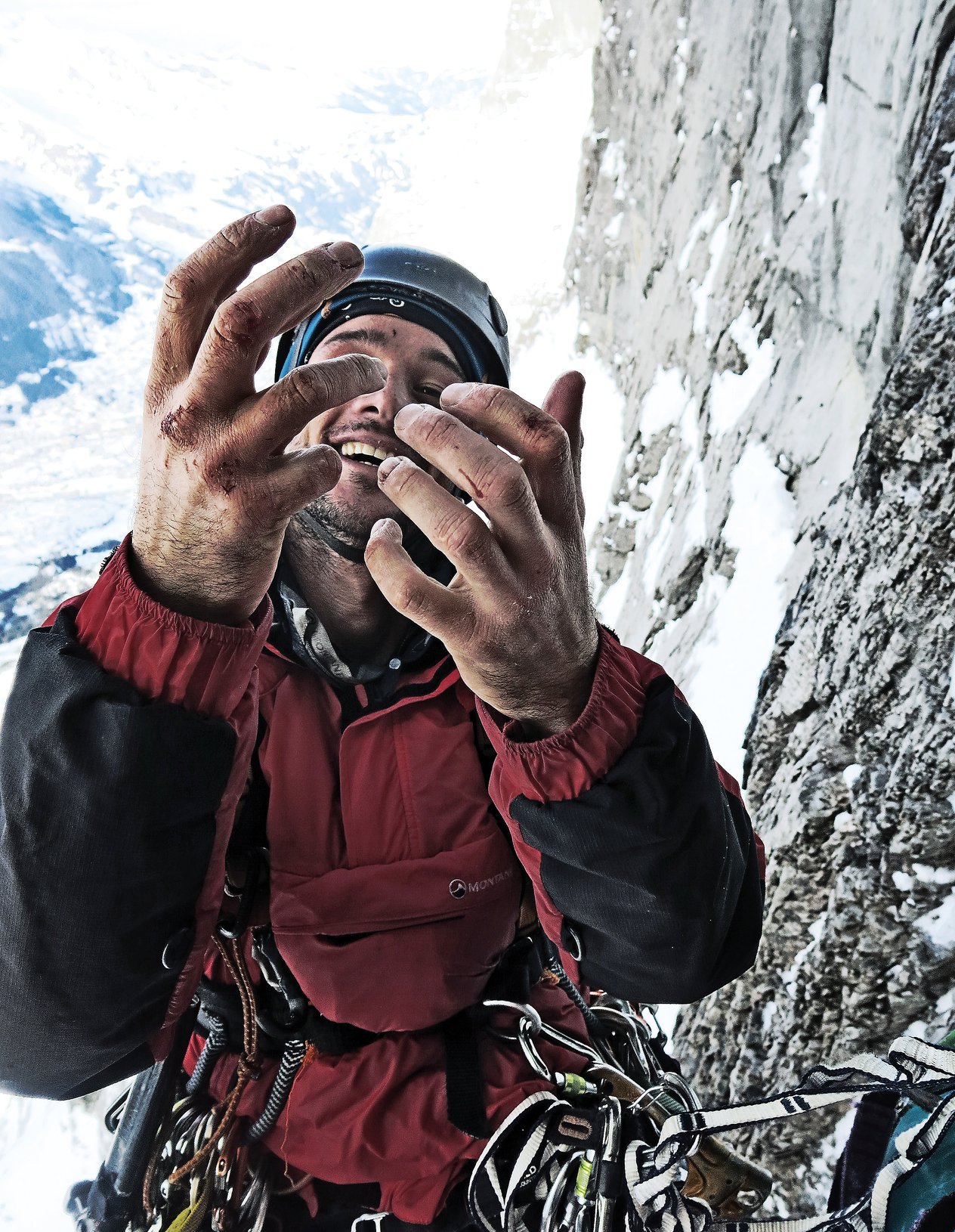 climber in sosta mostra le mani