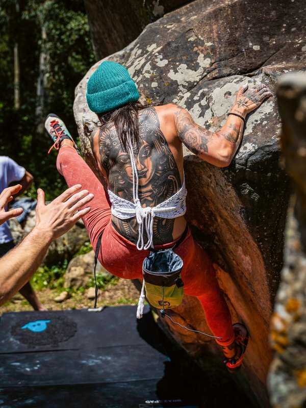 arrampicatrice su boulder