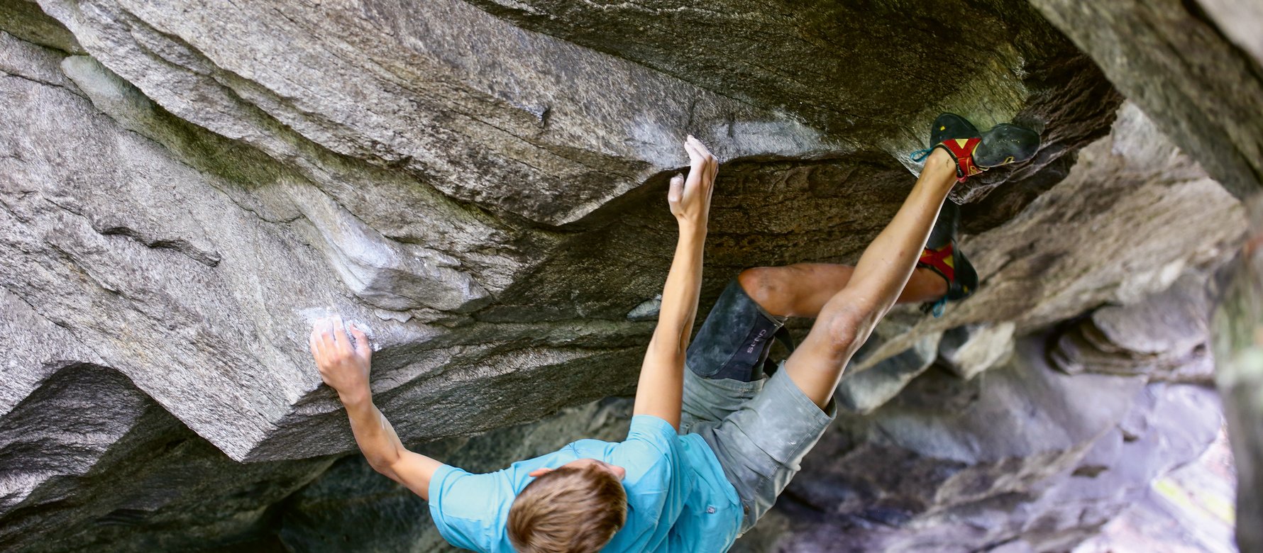 Climber impegnato in un boulder