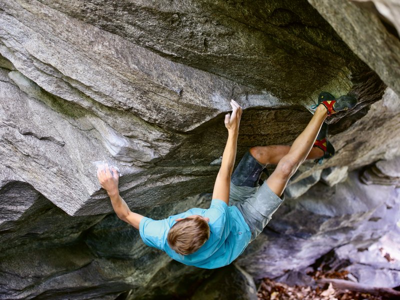 Climber impegnato in un boulder