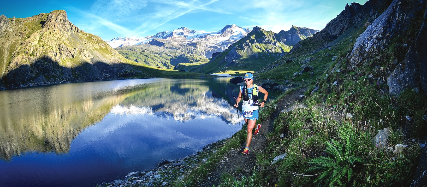 Tatiana Locatelli corre lungo le sponde di un lago montano