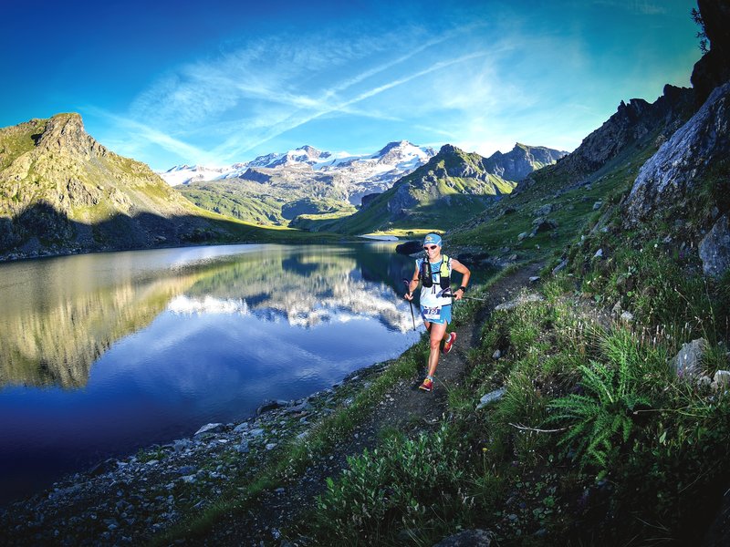 Tatiana Locatelli corre lungo le sponde di un lago montano