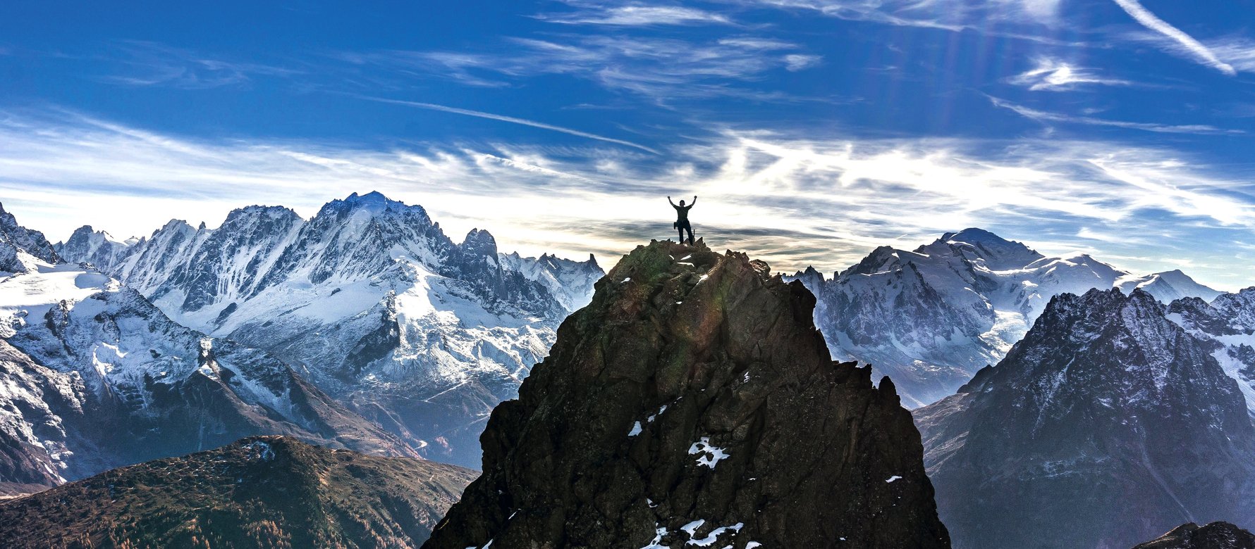 Un alpinista festeggia in vetta