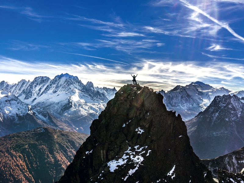 Un alpinista festeggia in vetta