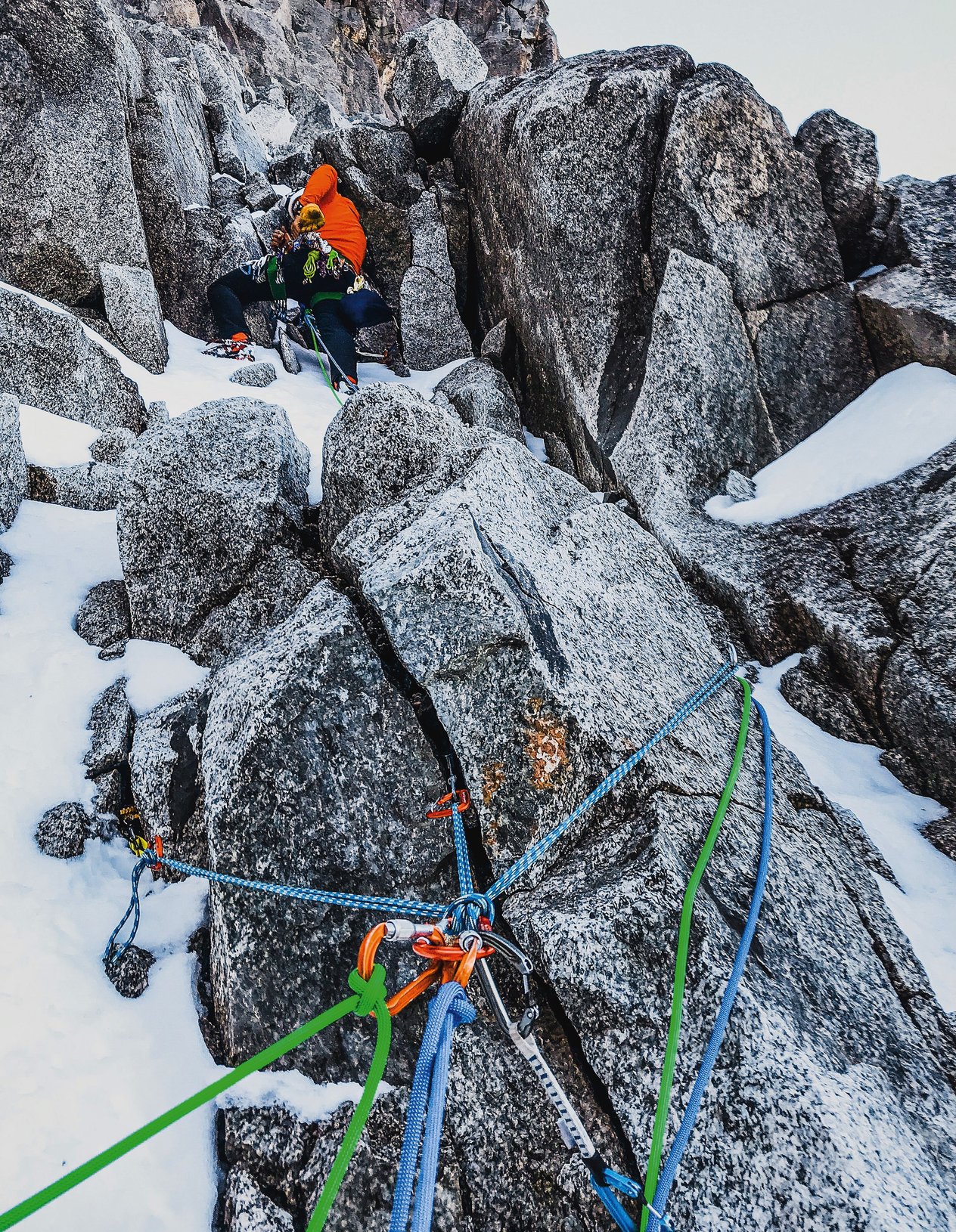 Alpinista affronta una salita di misto