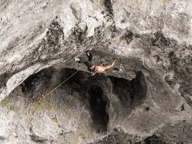 Arrampicata in strapiombo