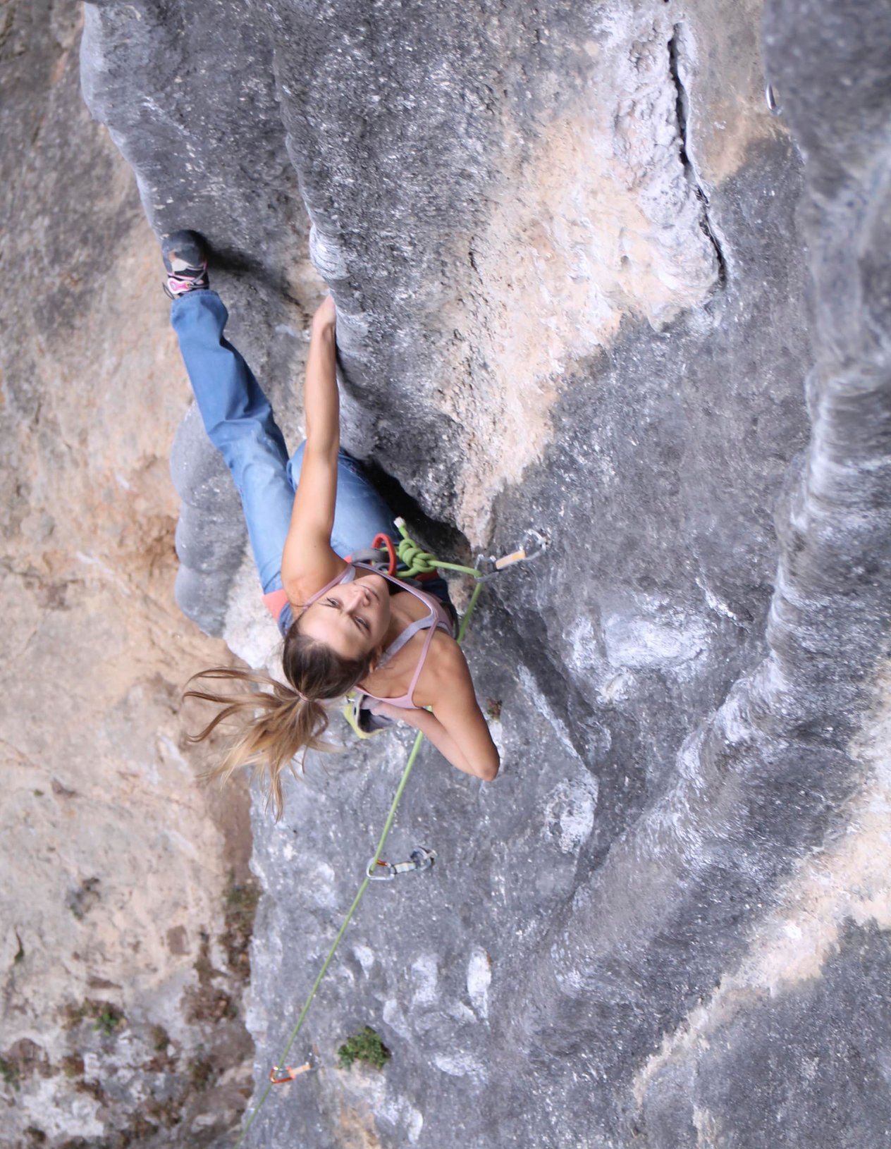 arrampicatrice in parete