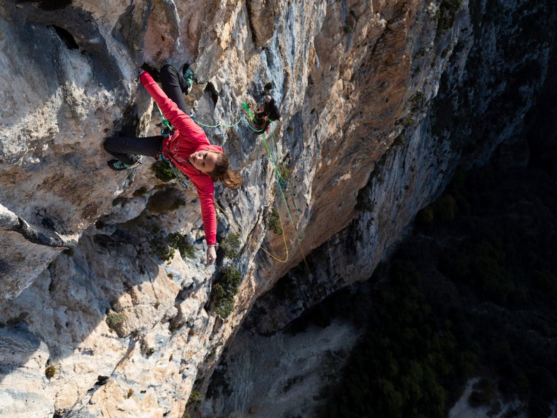 arrampicatrice in parete