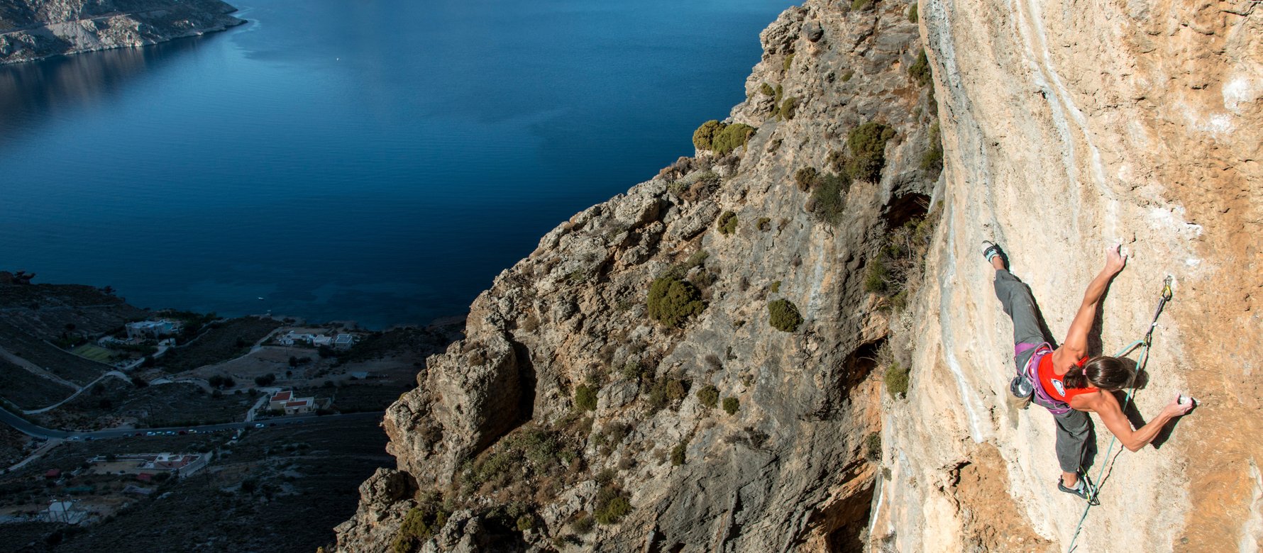 arrampicatrice in parete
