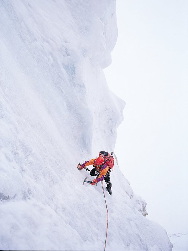 alpinista su una via di misto