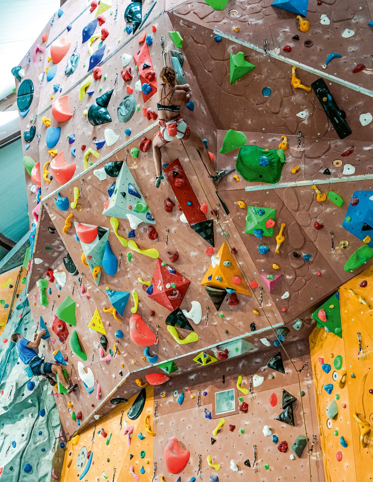 climber si allena in palestra indoor