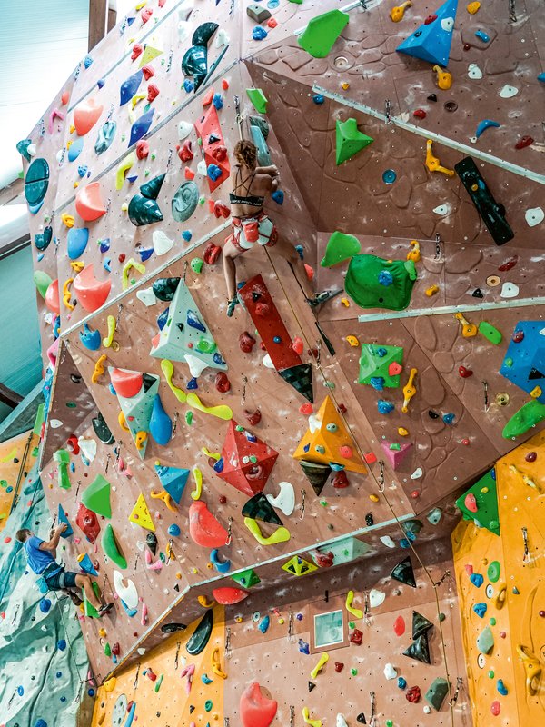 climber si allena in palestra indoor