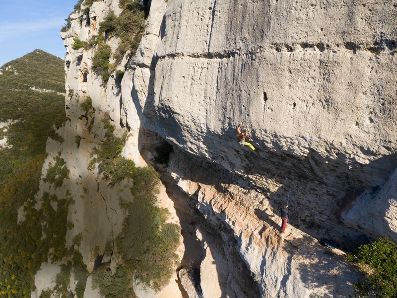 arrampicatrice in parete