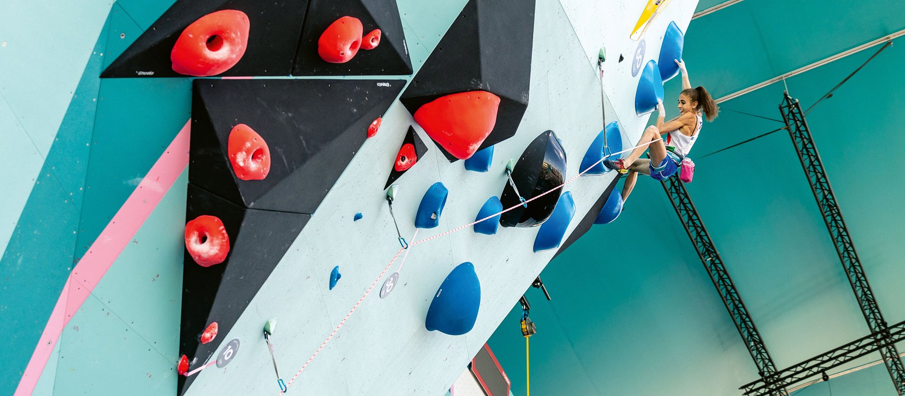 Climber arrampica su una parete artificiale
